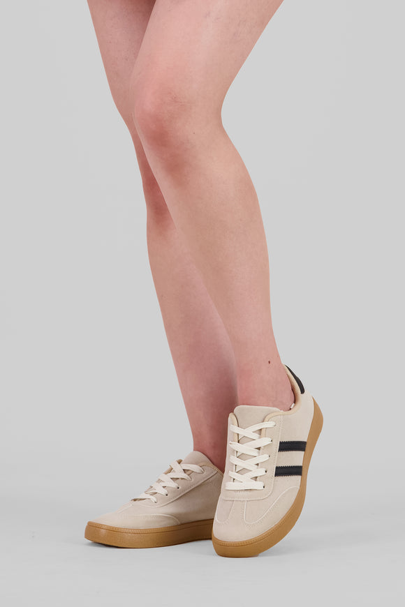 Tenis casual rayas punta suede